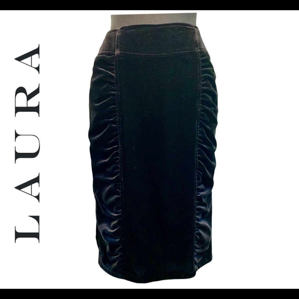 𝅺LAURA Petites black ruched stretchy velvet pencil skirt Sz 4